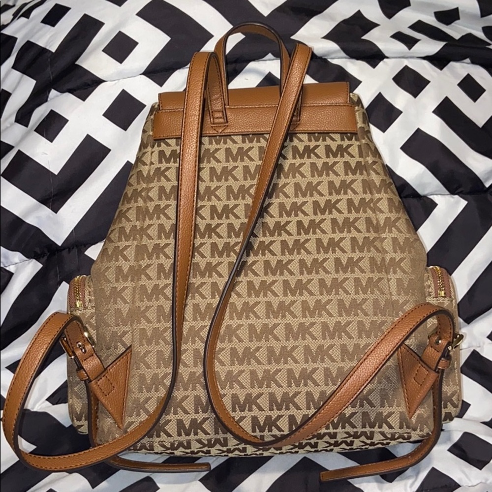 Michael Kors Abbey Cargo LG Backpack Brown - Picture 2 of 5